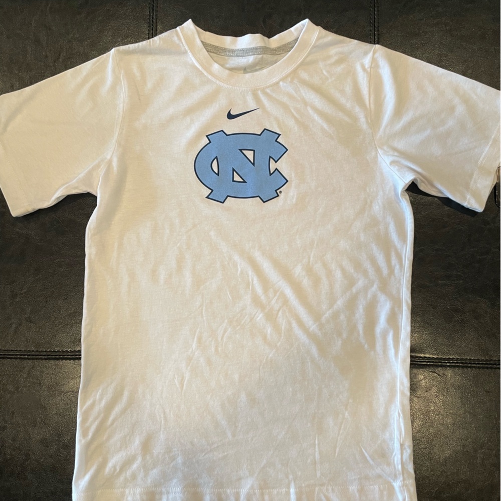 NWT. Boys short sleeve UNC Nike tee shite